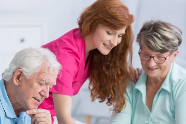 couple-playing-chess-in-nursing-home-PAE4MQ